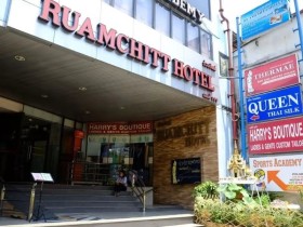 曼谷一家不卖咖啡的咖啡店:蛇美援交店