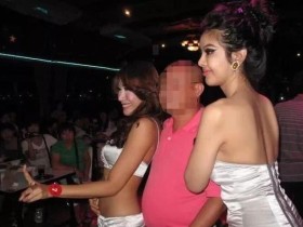泰国夜店撩妹,撩到的美女可能是人妖哦!