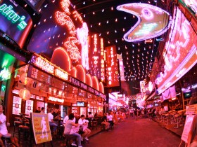 曼谷红灯区酒店推荐,方便又可以带小姐免费入住