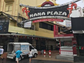 曼谷最热闹的狗狗聚集地介绍:娜娜广场Nana Plaza