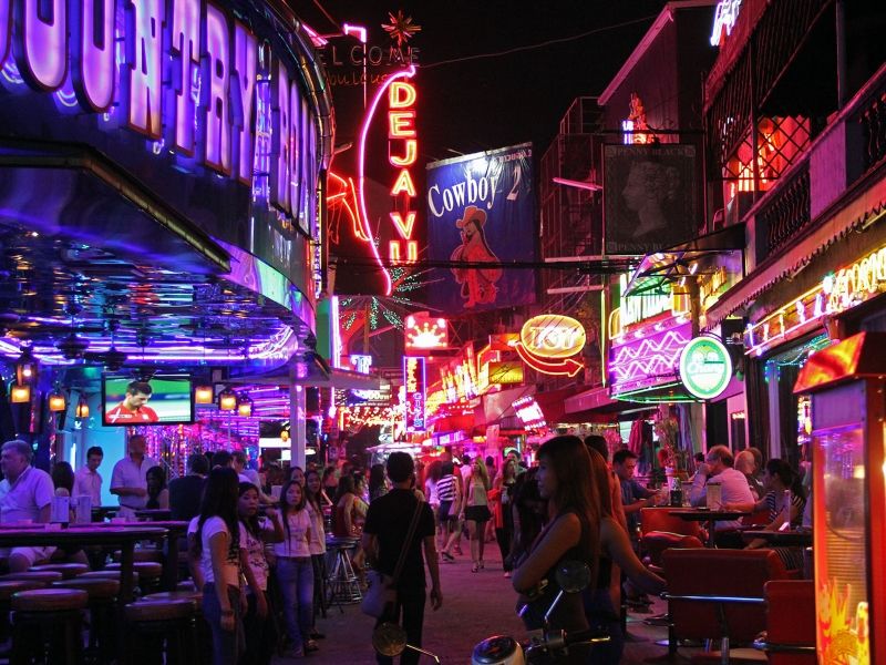 曼谷Soi Cowboy(牛仔巷),一个因地铁而热闹起来的gogo吧区的图片 第1张 曼谷Soi Cowboy(牛仔街),一个因地铁而热闹起来的gogobar区