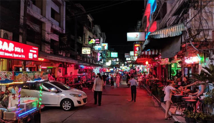 芭提雅快餐一条街Soi 6(Soi Sex),价格比gogobar便宜