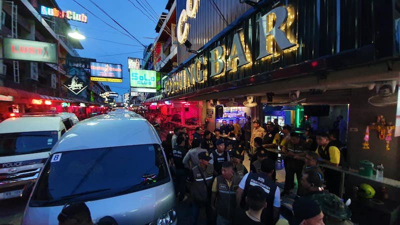急!未成年人接客,芭提雅警察突击“中泰合资”酒吧:Coming Bar的图片 第1张 急!未成年人接客,芭提雅警察突击“中泰合资”酒吧:Coming Bar