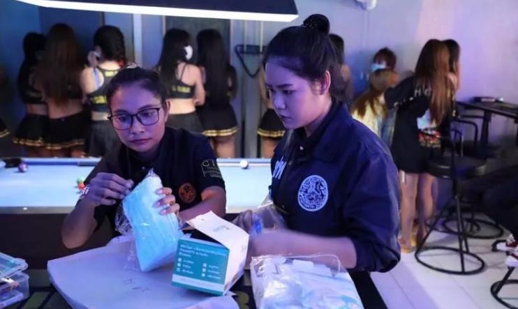 急!未成年人接客,芭提雅警察突击“中泰合资”酒吧:Coming Bar的图片 第4张 急!未成年人接客,芭提雅警察突击“中泰合资”酒吧:Coming Bar