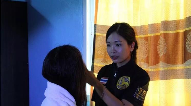 急!未成年人接客,芭提雅警察突击“中泰合资”酒吧:Coming Bar的图片 第2张 急!未成年人接客,芭提雅警察突击“中泰合资”酒吧:Coming Bar