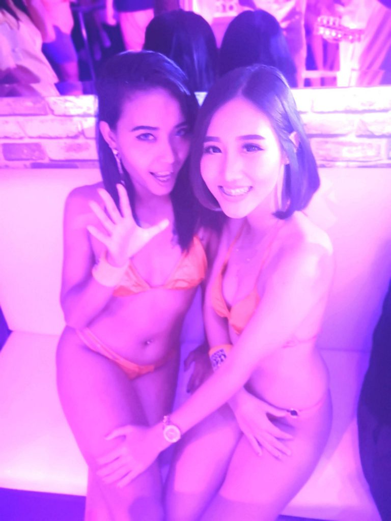 芭提雅步行街再添新店Moon bar—月亮之上的温柔乡