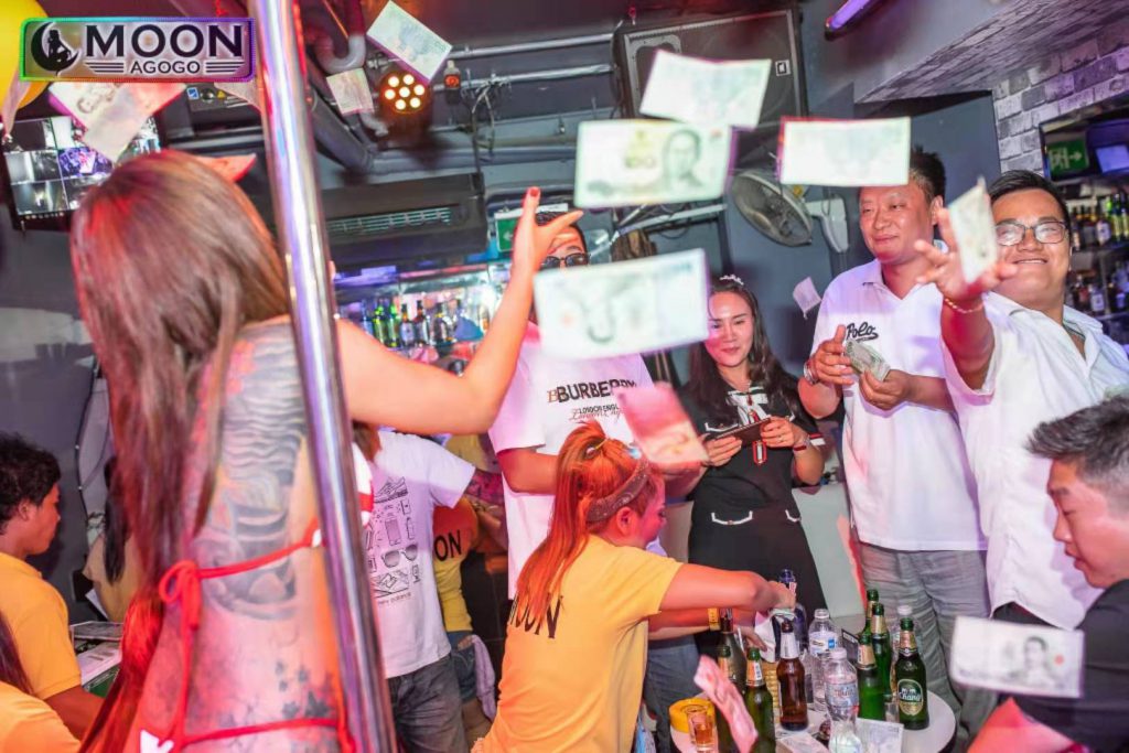 芭提雅步行街再添新店Moon bar—月亮之上的温柔乡
