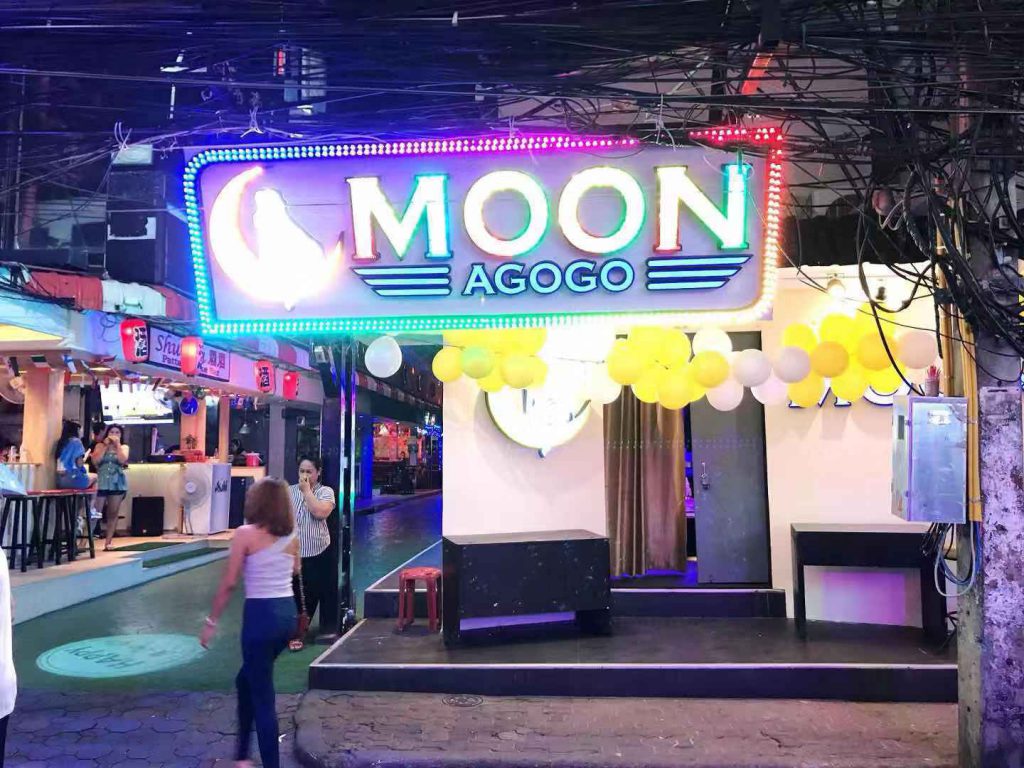 芭提雅步行街再添新店Moon bar—月亮之上的温柔乡